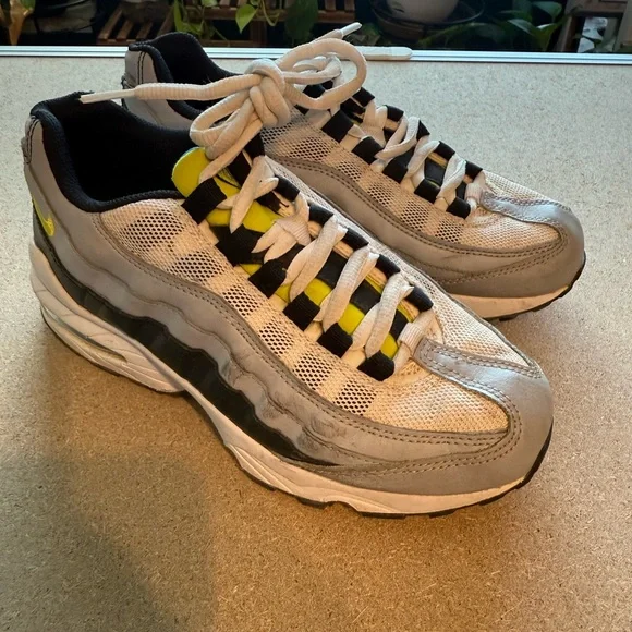 Nike AirMax kids Gray and Black Sneakers - Picture 1 of 5